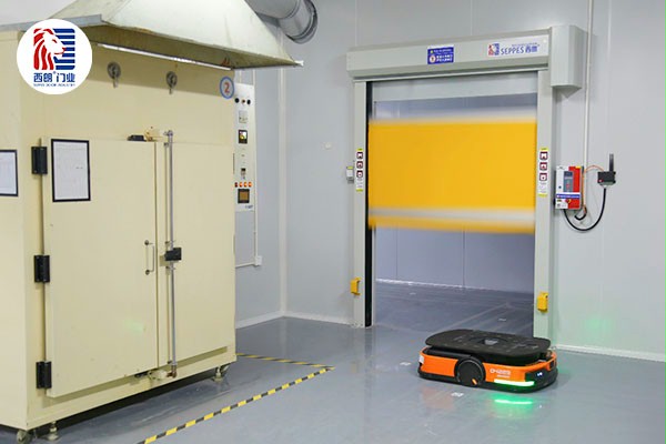 西朗门业研发的与AGV无人搬运车运程联动的智能快速门产品