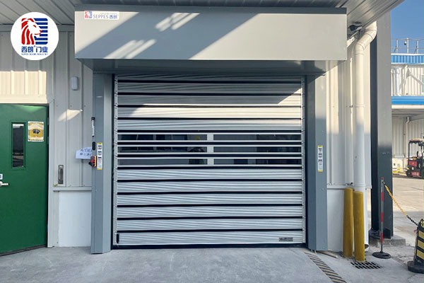 西朗门业研发的与AGV无人搬运车运程联动的智能快速门产品