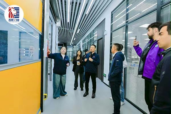 西朗门业董事长、总经理杨元嘉在产品展厅接待外宾